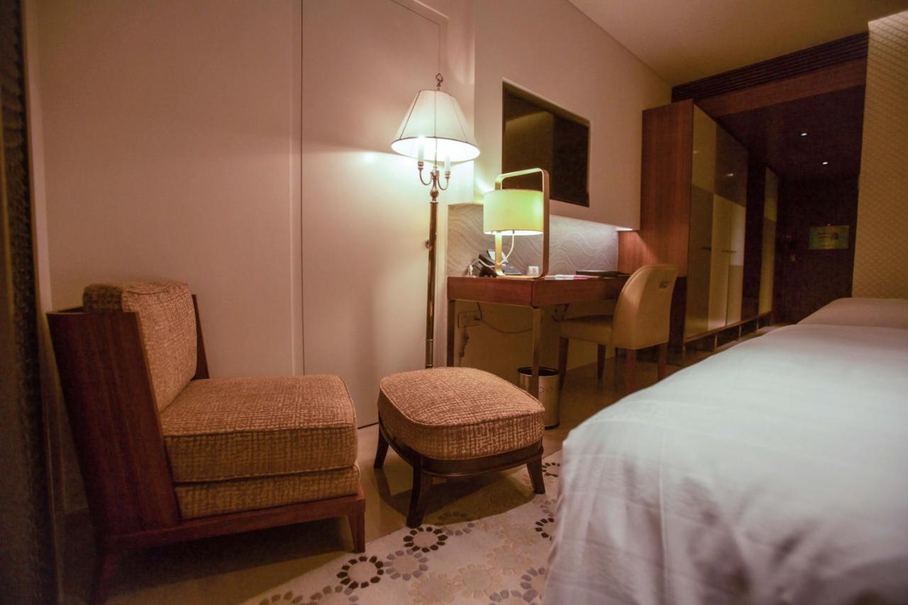 Crowne Plaza Chennai Adyar Park Otel Dış mekan fotoğraf A room at the hotel