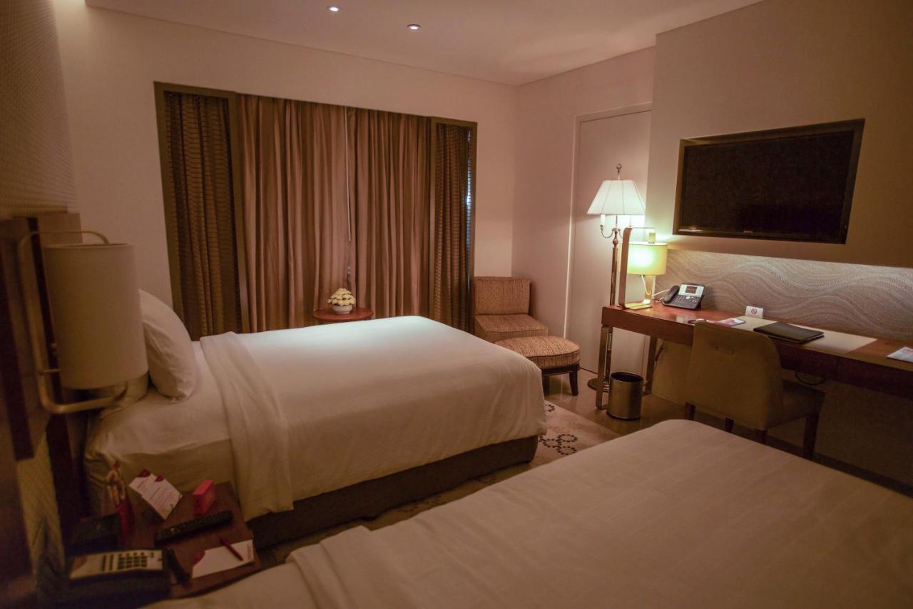 Crowne Plaza Chennai Adyar Park Otel Dış mekan fotoğraf A room at the hotel