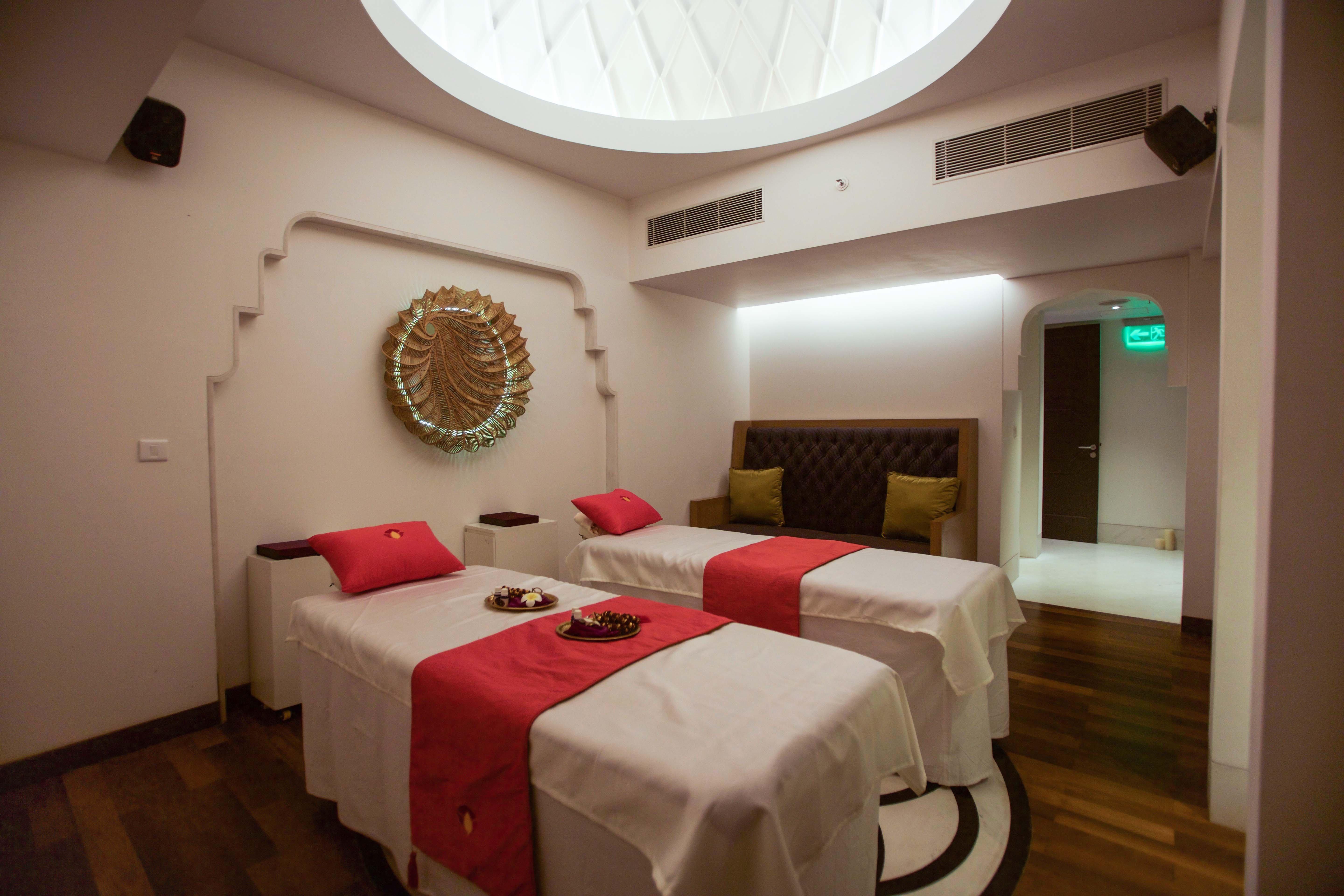 Crowne Plaza Chennai Adyar Park Otel Dış mekan fotoğraf Spa at The Park, New Delhi
