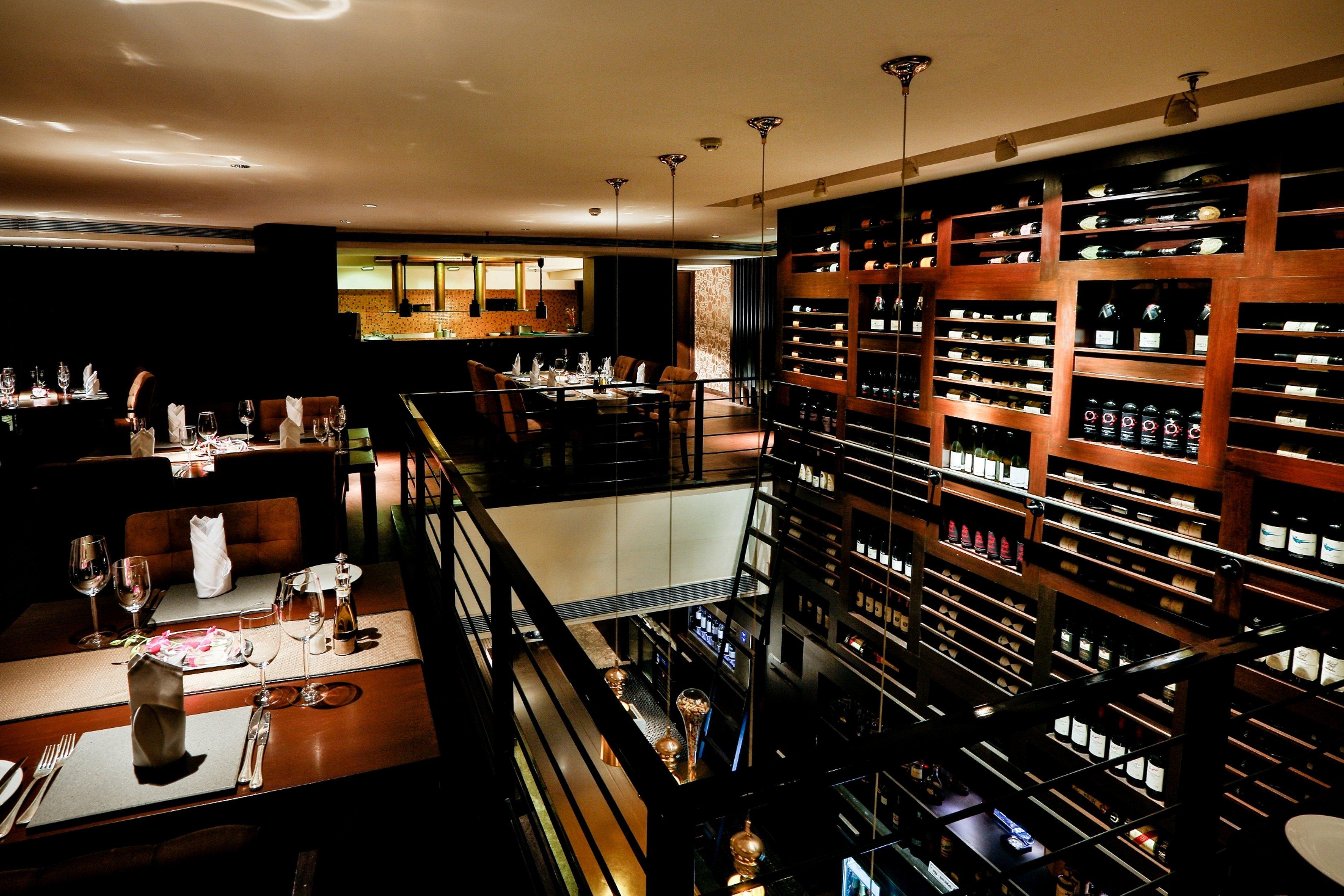 Crowne Plaza Chennai Adyar Park Otel Dış mekan fotoğraf The Wine Bar