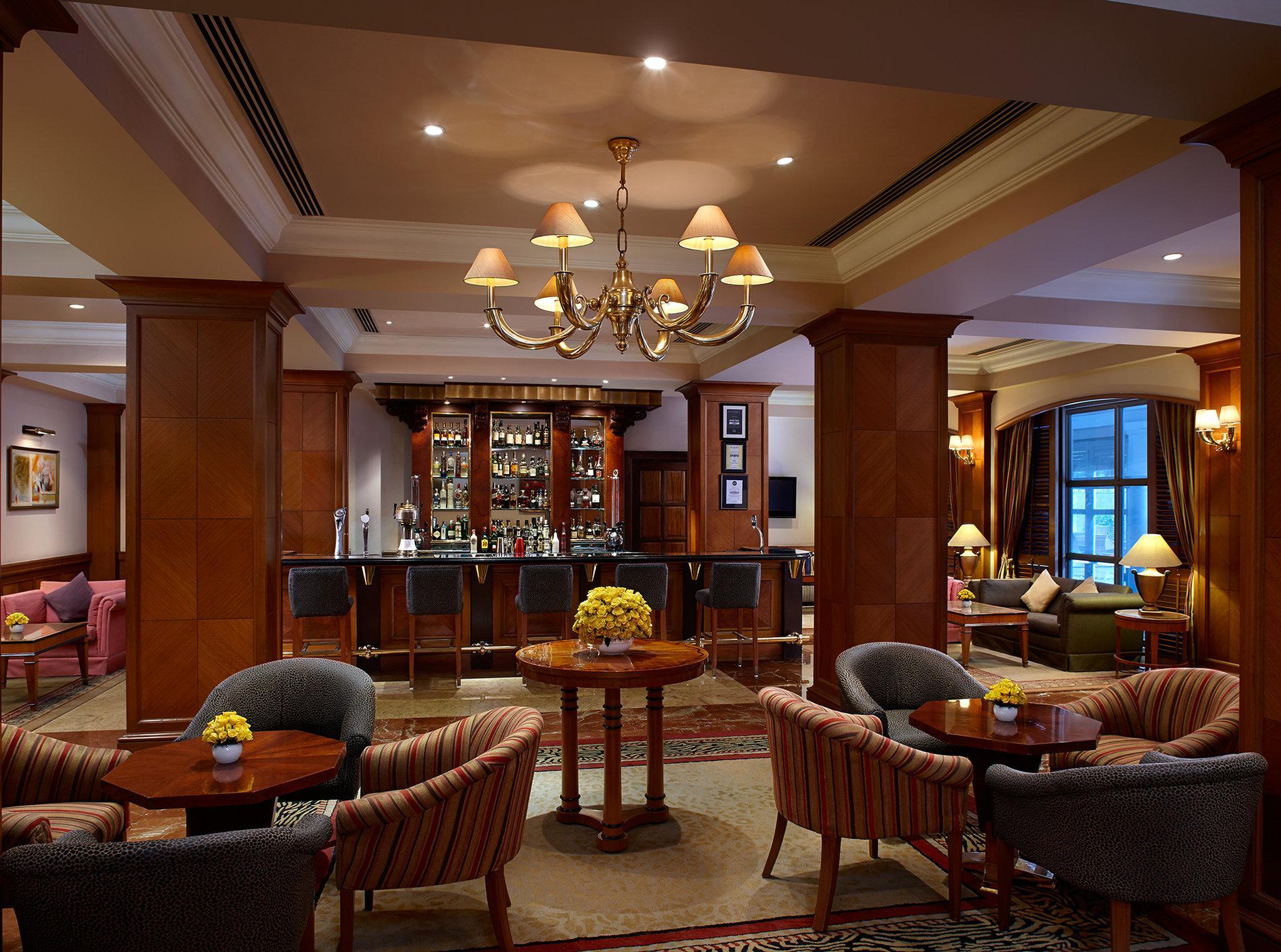 Crowne Plaza Chennai Adyar Park Otel Dış mekan fotoğraf The bar at the Imperial Hotel