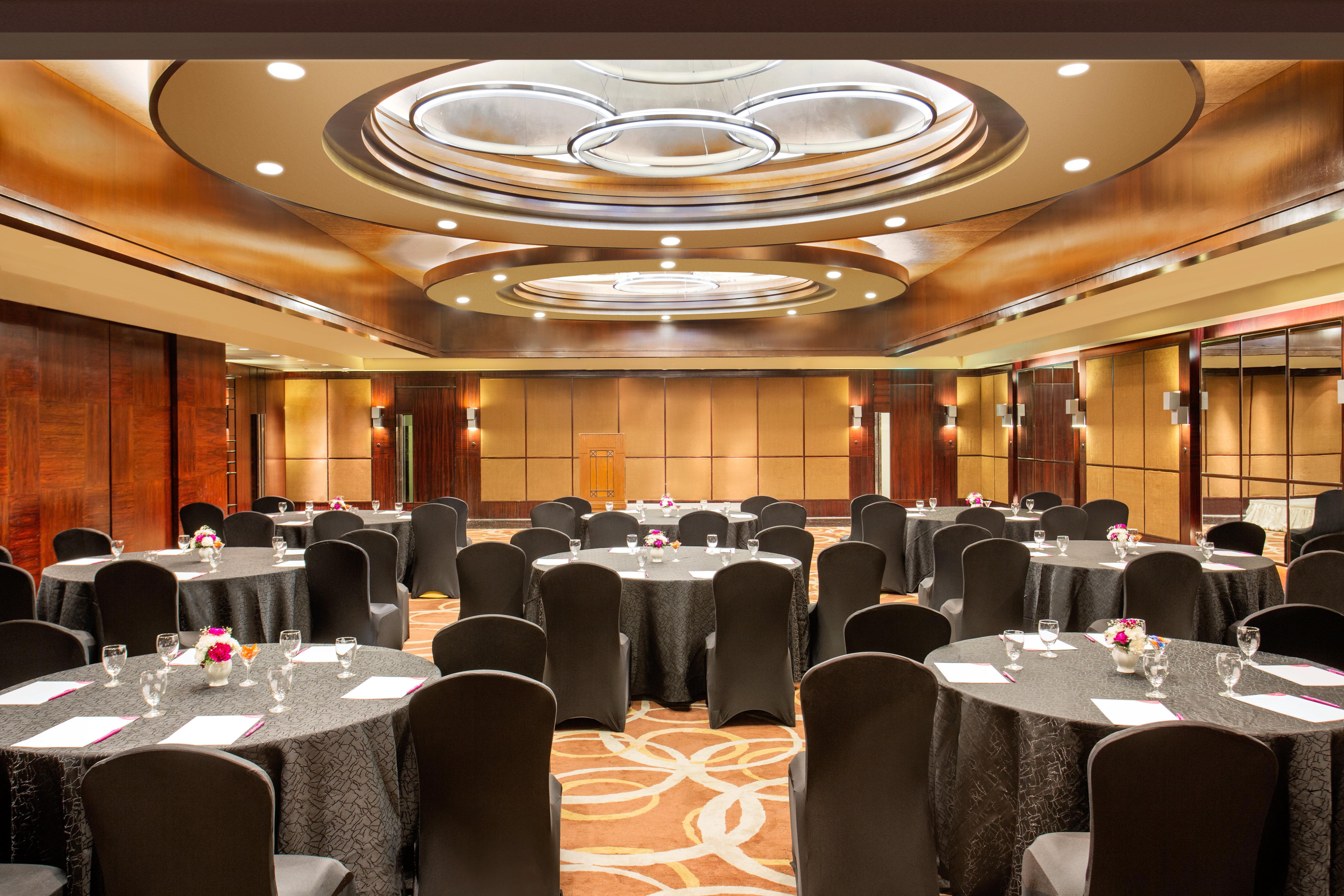 Crowne Plaza Chennai Adyar Park Otel Dış mekan fotoğraf The ballroom