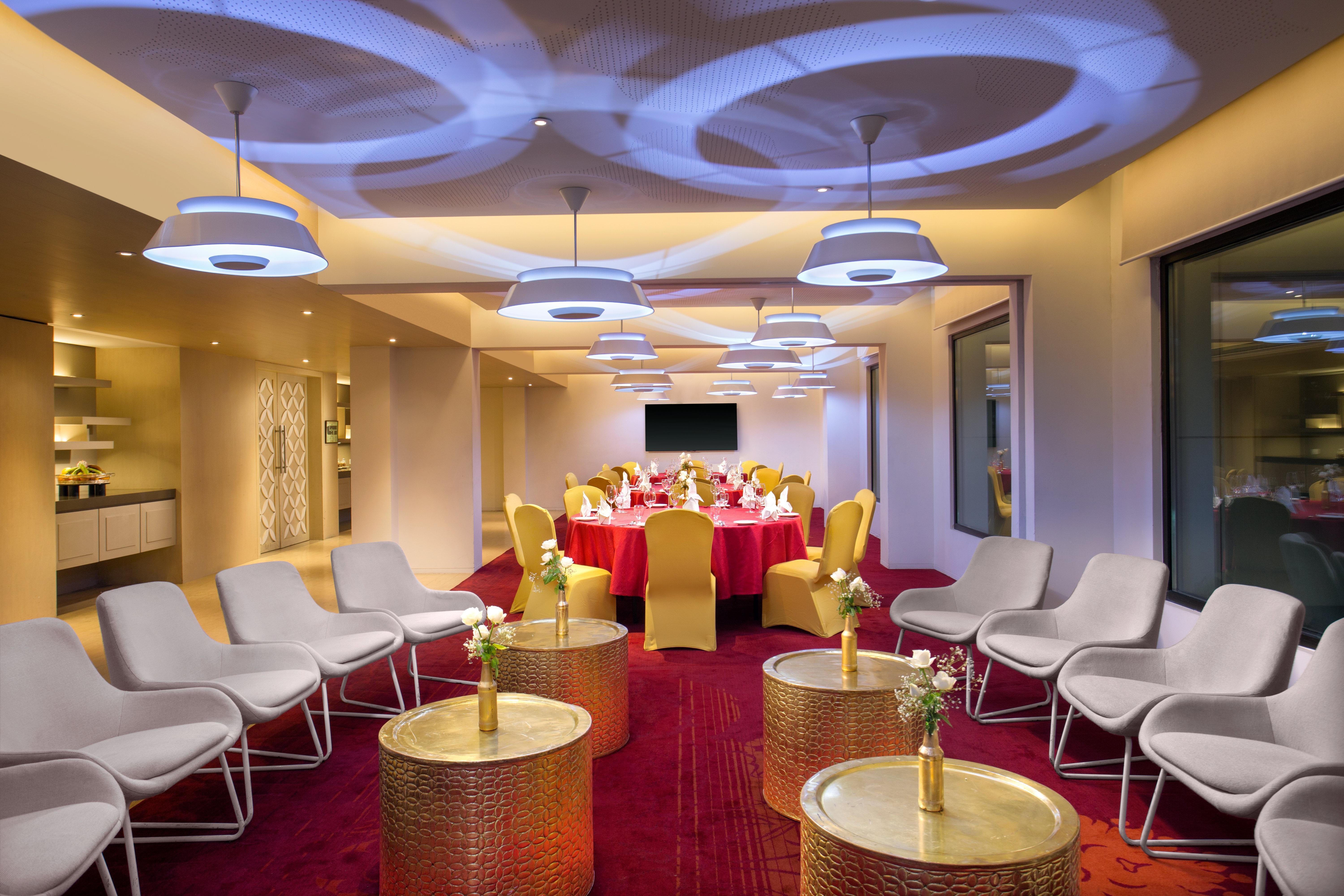 Crowne Plaza Chennai Adyar Park Otel Dış mekan fotoğraf The Club Lounge at the airport