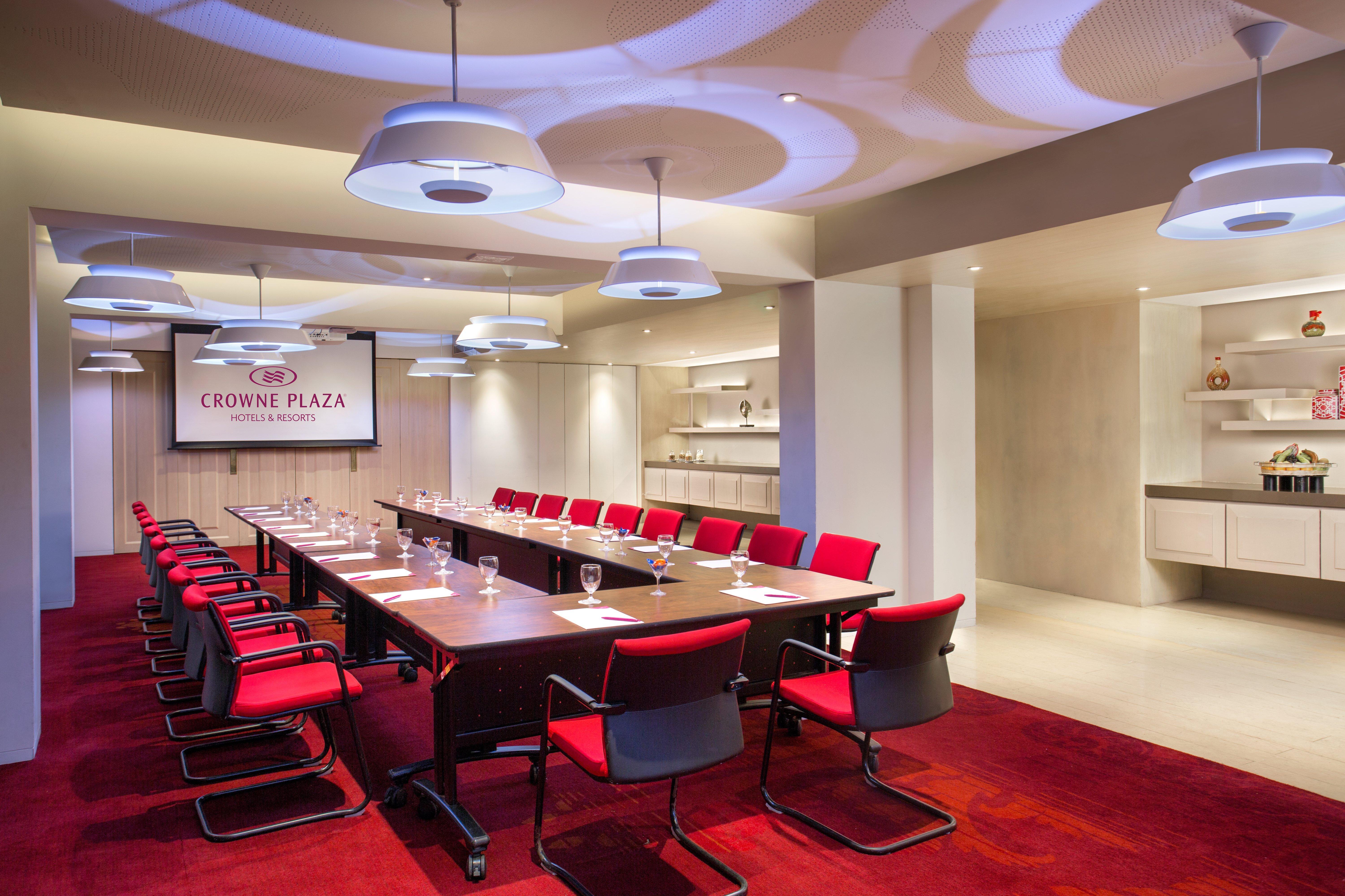 Crowne Plaza Chennai Adyar Park Otel Dış mekan fotoğraf Meeting room at the hotel