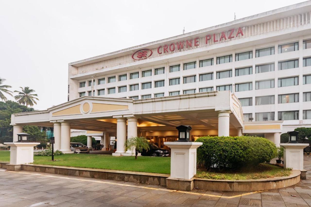 Crowne Plaza Chennai Adyar Park Otel Dış mekan fotoğraf The hotel in 2011