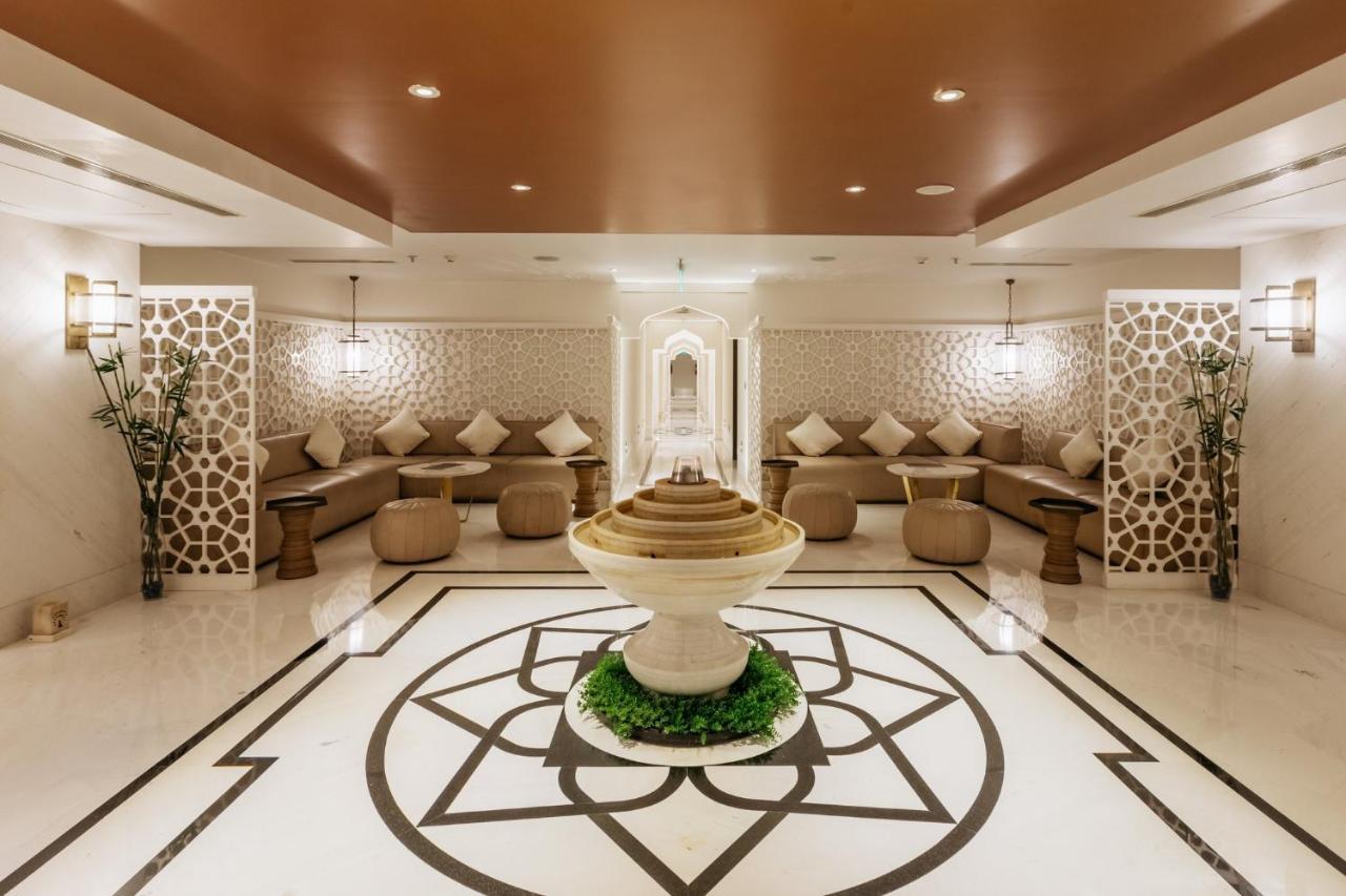 Crowne Plaza Chennai Adyar Park Otel Dış mekan fotoğraf The lobby of the hotel